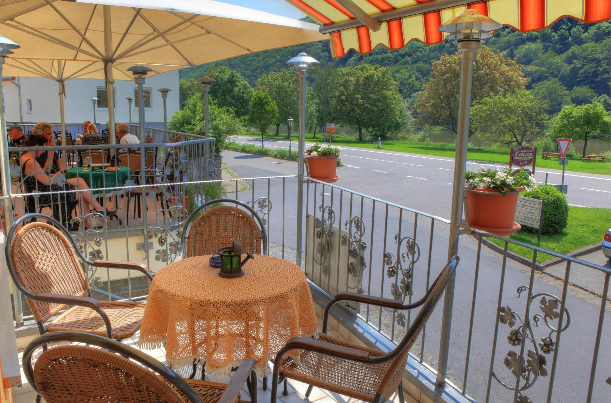 B&B Hotel & Café Moselterrasse Ediger-Eller Kültér fotó